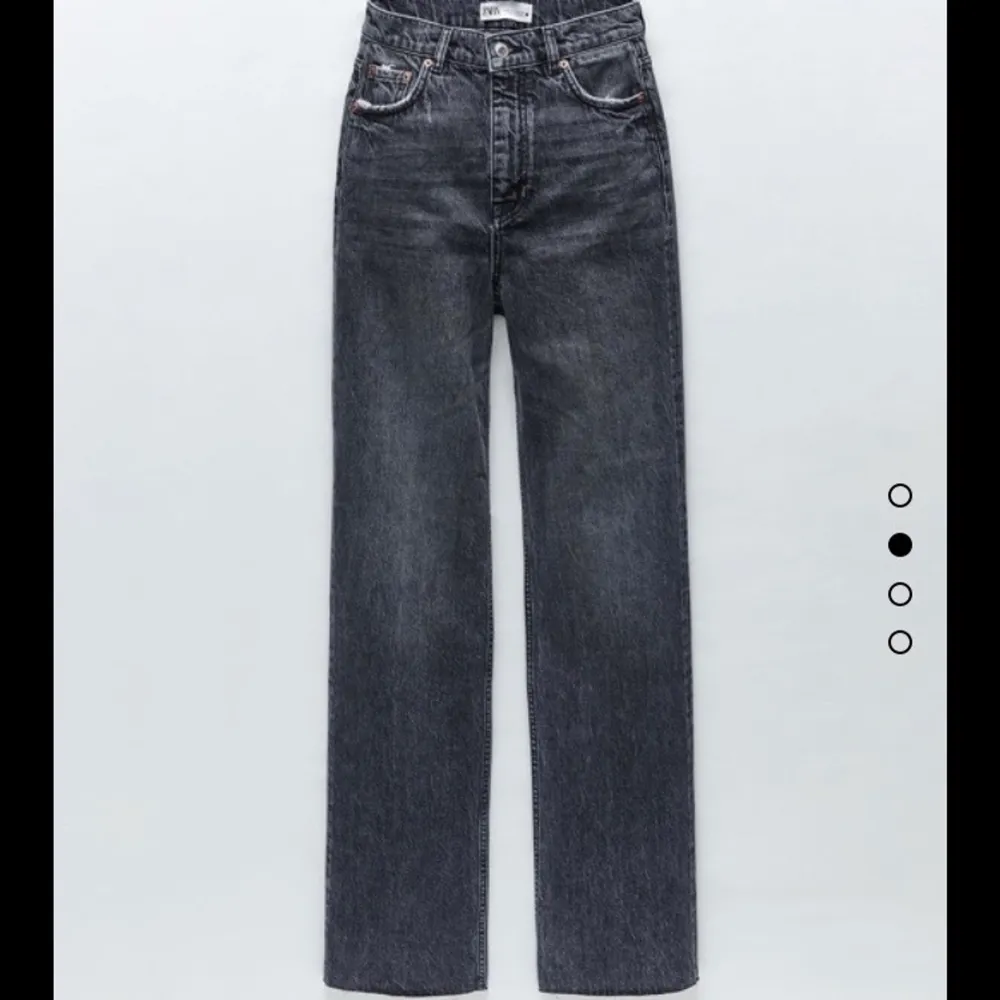 Mörkgråa jeans från Zara i modellen ”Jeans ZW Rremium 90s full length in sentinel black”. Höga i midjan. Använd max 3 gånger. Några cm avklippa då dem var för långa. Jag är 164cm ungefär. Går att klippa av själv då dem har rough ends, alltså inga sömmar längst ned. Slutsålda på Zaras hemsida. Jeans & Byxor.