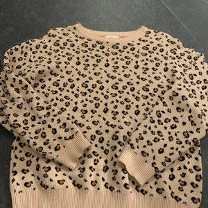 Stickad leopardig tröja från Zara - Säljer denna superfina stickade leopardtröjan från Zara, sparsamt använd, ser oanvänt ut, säljer på grund av att den inte kommer till användning, superhärlig och snygg tröja till våren, storlek 11-12 år 152 men passar en Xs-S då den är ganska stor i storlek. 