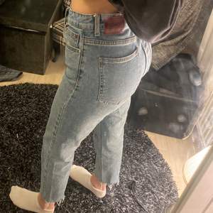 Skitsnygga blåa jeans från ONLY som tyvärr inte kommer till användning. Nypris: 500kr. Mitt pris: 200kr. Storlek 28/30 och passar mig som är 1,60.