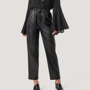 Skinnbyxor - Säljer dessa skitsnygga drawstring skinnbyxor från NAKD. Byxorna är i bra skick och knappt använda🥰 storlek 34 men passar både 34 och 36