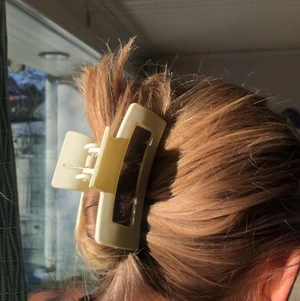 Vit hårklämma  - Vit hårklämma väldigt fin och helt ny💕 60kr + 24kr frakt