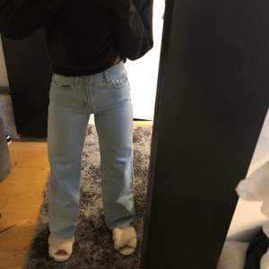 Ett par snygga vida jeans från Junkyard. Storlek 26. Små fläckar längs ned, dock inget man lägger märke till. Köpare står för frakt!!💙💙