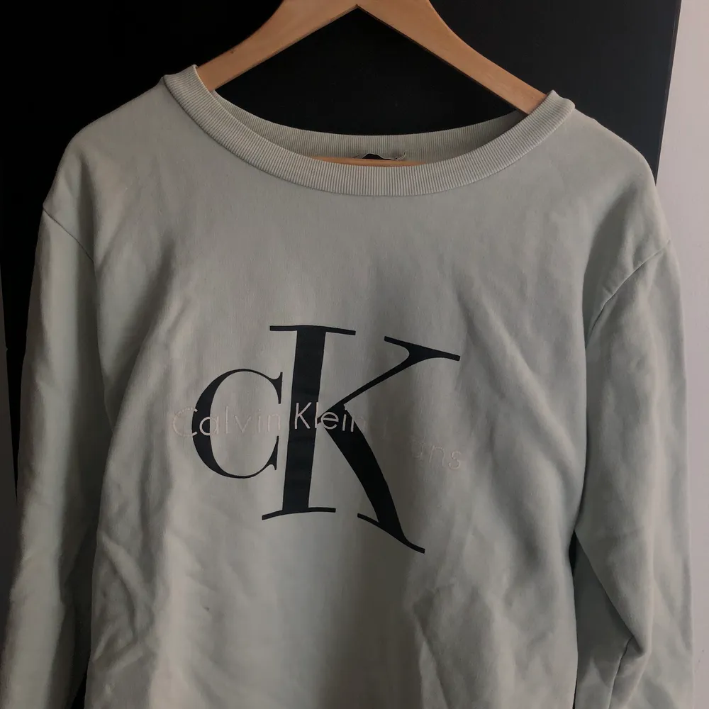 Jättesnygg Calvin Klein tröja i mint grön/vit som inte används. Stl M men passar även S. Jättebra skick! . Hoodies.