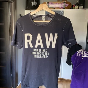 Raw t-Shirt  - En tisha från G-Star raw, i storlek medium men den är ganska tight (typ för att visa muskler 💪🏼😎) så den skulle även passa s. Tröjan är som ny, använt den endast en gång. 