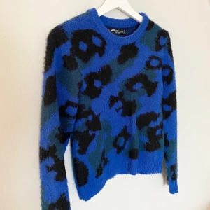 Stickad tröja  - En ball stickad tröja med leopardmönster! Fint skick! Köparen står för frakten på 70kr 💓