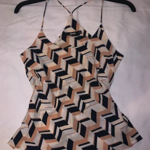 Mönstrad linne - Väldigt fint linne-topp till sommaren/våren i storlek Xs, finns i halmstad men går att fraktas, bra skick 