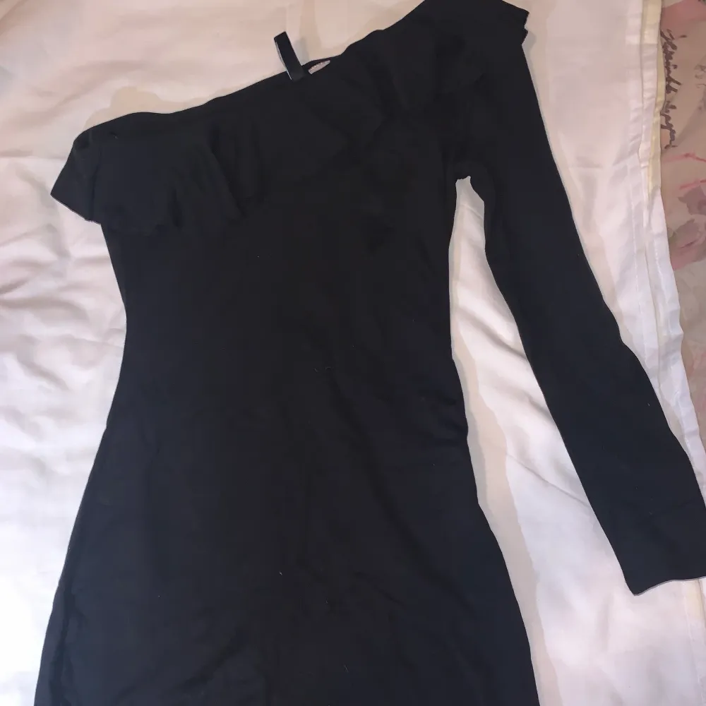 Trendig svart klännig, storlek 36/S, knappast använd, finns i halmstad men går att fraktas . Klänningar.
