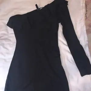 Trendig svart klännig, storlek 36/S, knappast använd, finns i halmstad men går att fraktas 