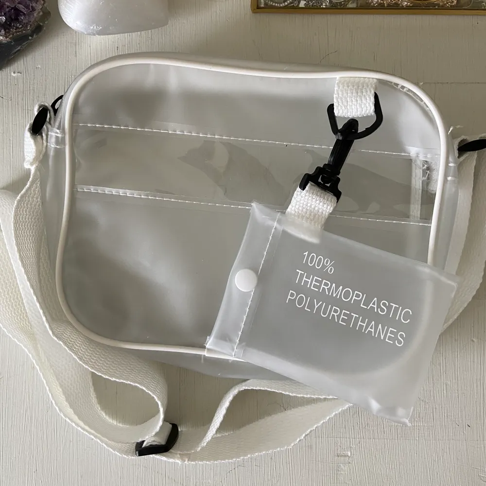Söt liten genomskinlig plast väska från Yesstyle med vita kanter. Reglerbar axelrem. ALDRIG använd så i utmärkt skick!. Väskor.
