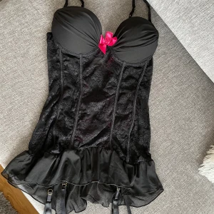 Vacker ny korsett i spets 🍷 - Vacker ny korsett i spets 🍷 •Storlek 75C •Superfin och bra kvalité. Var aldrig använd. •Pris: 100 kr 🚫Djurfritt och rökfritt hem 📍Kan mötes upp i Mölnlycke 📬Kan skickas mot fraktkostnad (48 kr) 