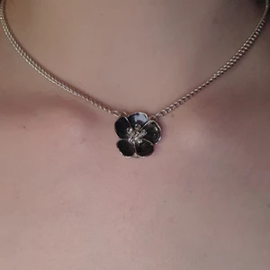 Ros halsband  - Säljer över 100 plagg! 🤩 Stor mängdrabatt när du köper fler saker! 🤑 Vänta inte för länge då jag flyttar i slutet av September och gör mig av med allt! 