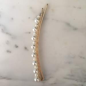 Detta är inte riktigt ett hårspänne men ser ut som ett! Helt oanvänt! Har vita pärlor i olika storlekar och är mycket fint!!🥰🥰
