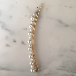 Hårspänne  - Detta är inte riktigt ett hårspänne men ser ut som ett! Helt oanvänt! Har vita pärlor i olika storlekar och är mycket fint!!🥰🥰