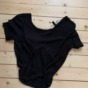 Ribbad tröja med öppen rygg - Tröjan är justerbar och man kan sätta banden lite hur som, passar de flesta storlekar🤍