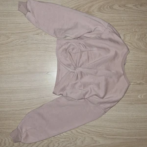 Långärman rosa Tröja från hm! - Storlek XS Använd ganska många gånger men inte så sliten eller sönder på ngt sätt! Funkar för vår, höst,vinter 