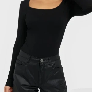 Svart shirt - Hello🥰 säljer en svart shirt för 50 kr, den är i storlek S och är helt ny. 