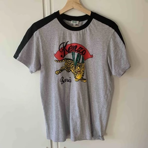  - Jättesnygg t-shirt från Kenzo i storlek M, köpt på NK i Stockholm. Priset kan diskuteras.
