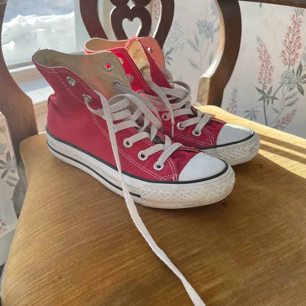 Ett par röda converse som används ett antal gånger men är i ett väldigt bra skick, köpare står för frakten. Skor.