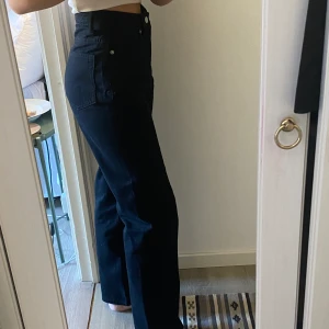 Weekday rowe jeans - Svarta jeans från weekday i modellen rowe. Storlek W24 L30. Använda 1 gång så fint skick.