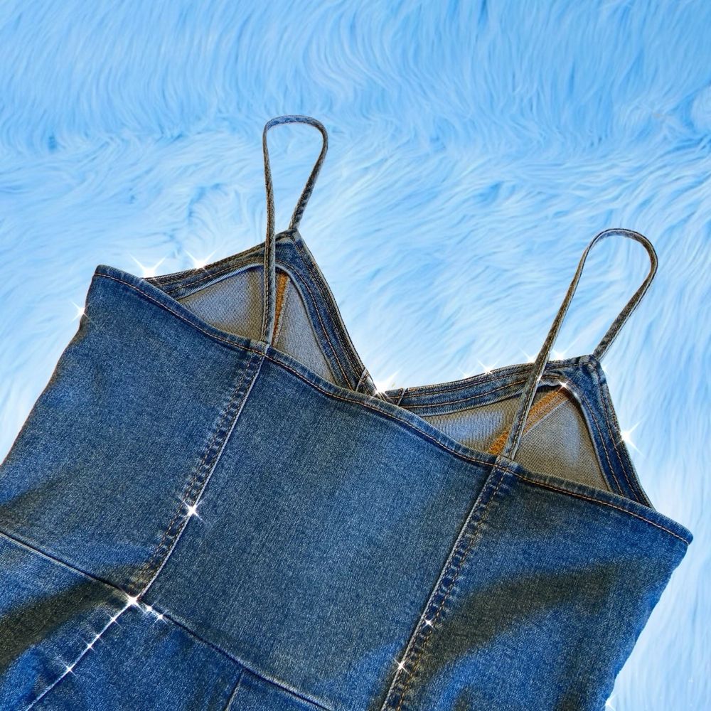 Snygg blå jumpsuit i jeansmaterial från H&M! 🥰💙✨i strl 38. Stängs med metallknappar och ger sjuk passform!! 👏🏻 Stretchigt material. Nyskick; orkade aldrig lämna tillbaka den lol🤪Ger summer vibes så det bara skriker om det! 🔆☁️ Midjemått 70-79cm. Längd 57cm. Jag är 160cm! Frakt tillkommer på 48kr 💌. Övrigt.