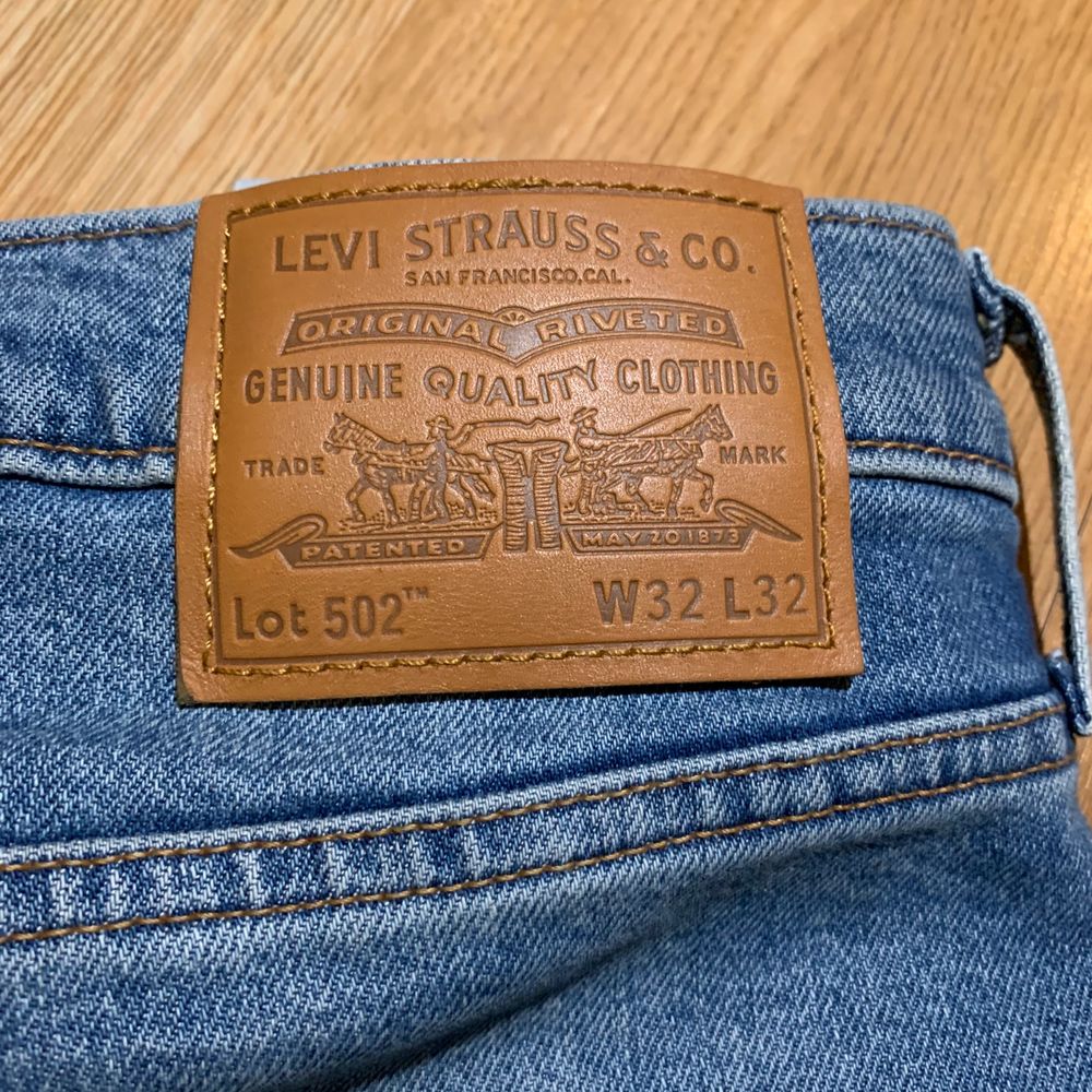 Säljer dessa fina Lewis jeans, 501 regular fit, använda ett fåtal gånger så väldigt bra skick (inga slitningar) nypris 999kr,  pris kan diskuteras!. Jeans & Byxor.