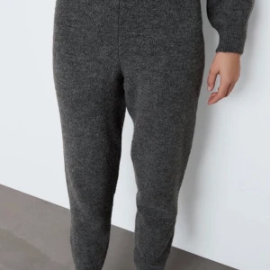 stickad byxa mes hög midja - En stickad grå högmidjad skön byxa som är helt oanvänd och ny 🥰