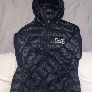 EA7 Jacka - Säljer denna ea7 jackan som har använts under ett halv år i storlek M fast den passar även om du har storlek S💕 Den har även 2 hål dock💕Om du vill ha flera bilder eller mer detaljer om jackan så kan du skriva privat💕❣️ Pristet kan diskuteras!