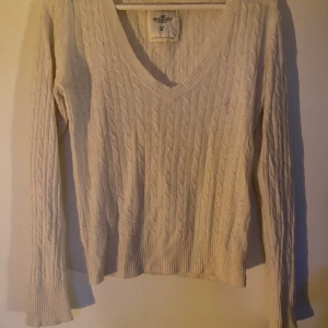 Stickad tröja💓 - Tunn vit stickad tröja med v-ringning💓 Säljer för att den är för stor💓 Strl M 