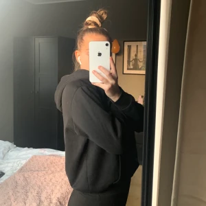 Svart hoddie  - Säljer denna supersköna basic hoddie än då jag har många liknanden❤️❤️ supersnygg och passar till vad som🌸🌸