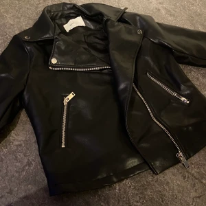Skinnjacka - Najs skinnjacka från stradivarius, sparsamt använd