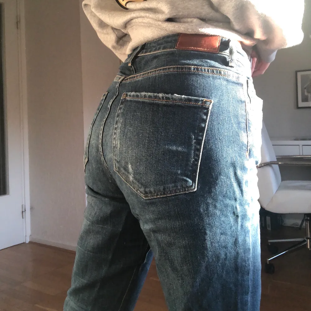 Skinny, highwaisted jeans, hål på båda knän och slitningar. Använda några gånger men är som nya :) startpris på 120kr. Jeans & Byxor.