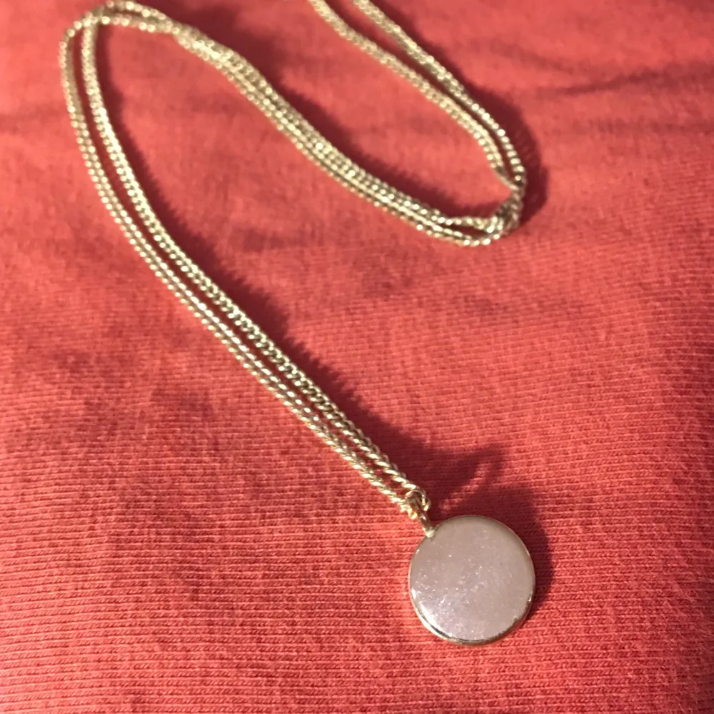 Silvrigt halsband med cirkelformad berlock💜 Kedjan är 45 cm lång och berlocken är 1 cm stor (i diameter) Frakt ingår i priset🤗. Accessoarer.