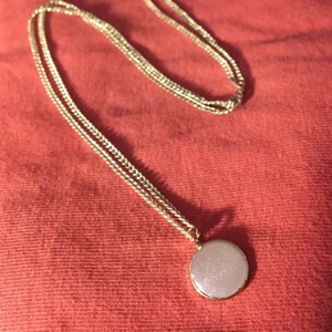 Silvrigt halsband - Silvrigt halsband med cirkelformad berlock💜 Kedjan är 45 cm lång och berlocken är 1 cm stor (i diameter) Frakt ingår i priset🤗