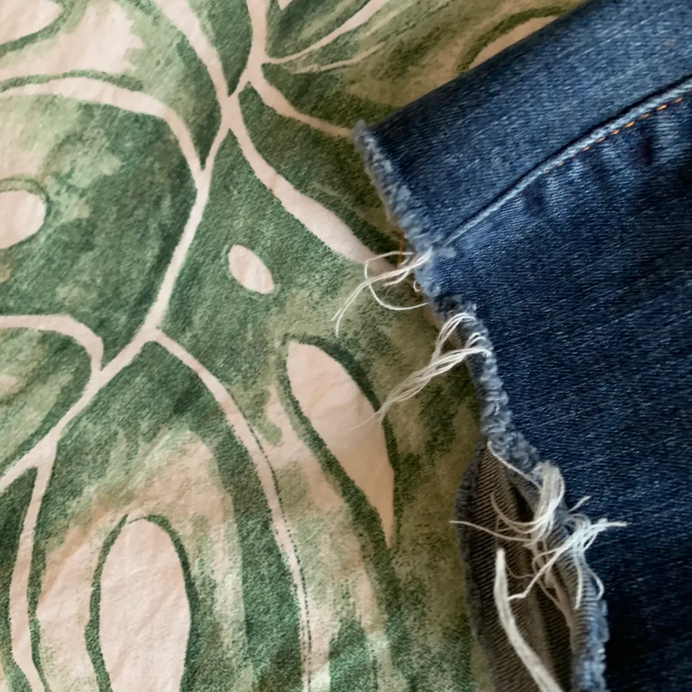 Det här är mörka blåa jeans med storleken 28/32 som motsvarar S/M enligt Google(lol). Väldigt bekvämt och stretchigt material. De är även högmidjade. De är dock avklippta för de var för långa för mig.. Jeans & Byxor.
