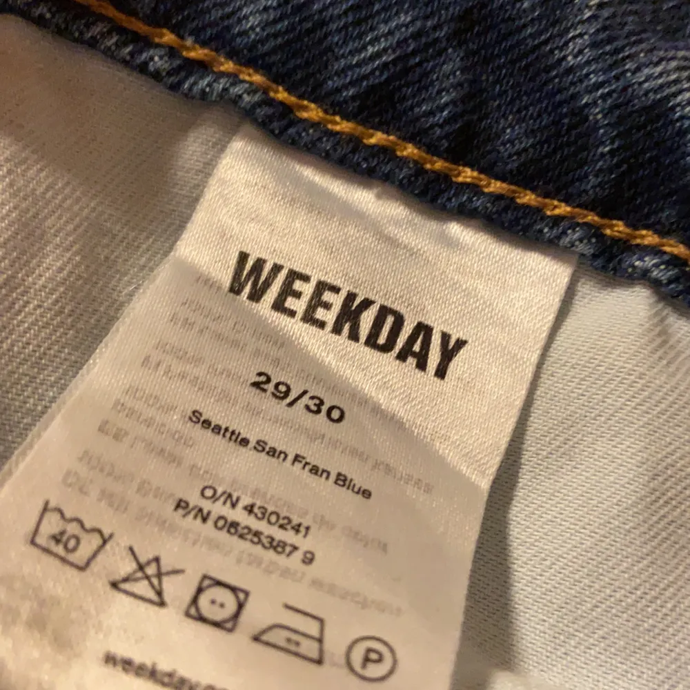 Jeans från weekday i storlek 29/30, aldrig använt då dom är för stora på mig😊 köparen står för frakten 😃. Jeans & Byxor.
