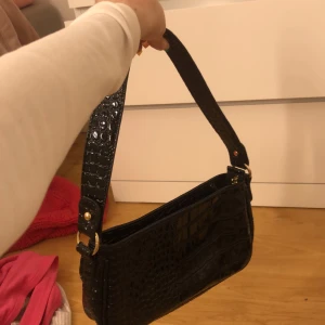 Svart baguette väska - Säljer min as snygga baguette väska för att jag inte fick lika mke användning av den som jag trodde :( as fin o inte alls använd!!