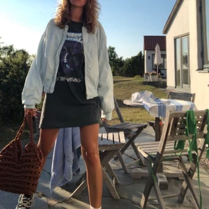 Tshirt klänning  - Säljer denna asballa oversized T-shirt som jag använder som både klänning och thisa 