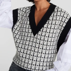 Svart och vit väst - Säljer min väst från Gina tricot, andra bilden visar färgen bättre!! Denna är använd Max 5 gånger så där av väldigt bra skick!! Frakt tillkommer 