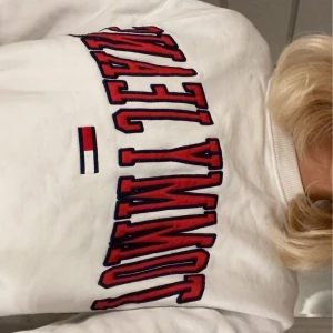 Tommy hilfiger sweatshirt i oversized modell - Säljer min tommy hilfiger vintage tröja då den aldrig kommer till användning, den är i nyskick och i oversized modell (strl S). Nypris 1100kr. Priset på tröjan kan diskuteras vid snabb affär