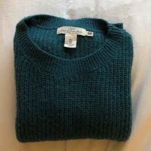 Stickad tröja - En stickad tröja från HM som är i riktigt bra skick!!! Den är i färgen petrol. Pris kan diskuteras, skicka vid intresse!!!💗💗💗