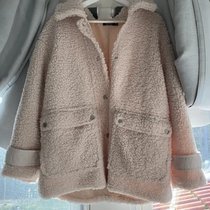 Teddyjacka strl 38-40 - Köptes från Boohoo för 6 månader sen, bara använd en gång. 
