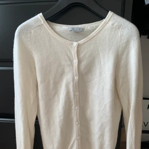 Hm kofta i Kashmir  - Superfin kofta som inte används längre, den sitter jättefint på och är sparsamt använd då det är 100% Kashmir. Tror inte man kan köpa denna längre och nypriset ligger runt 1000kr