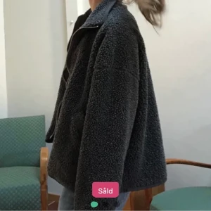 Jacka - En vårjacka från weekday som jag köpte här på Plick. Jag har aldrig använt den och den är i bra skick. I storlek L men sitter snyggt på mig som brukar ha S/M. Bilderna är från tidigare användare.💞