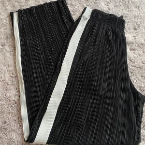 Byxor från Gina Tricot - Härliga byxor från Gina Tricot i storlek XS, men passar även S då det är loose fit. Byxorna är i bra skick endast använda ett fåtal gånger hemma då dom inte riktigt är i min stil. ✨ 