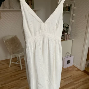 Vit mönstrad sommarklänning - Säljer denna fina sommarklänning från hollister som tyvärr blivit för liten för mig. Använd sparsamt så är i fint skick 🌸 Den är i storlek S men pågrund av det stretchiga resårbandet kan den även passa en xs & m. Är många intresserade blir det budgivning.                                                     Frakt tillkommer 💕
