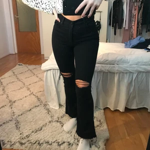 natasha bootcut - natasha bootcut med hål på båda knäna. från gina tricot. säljer då de inte kommer till användning längre. 