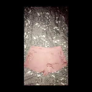 Gulligt pyjamas set från Gina tricot storlek medium  köpt 2017 aldrig använd!  - Skick som nytt pga ej använd , för att den är för liten för mig :) Ny pris för båda delarna 328kr