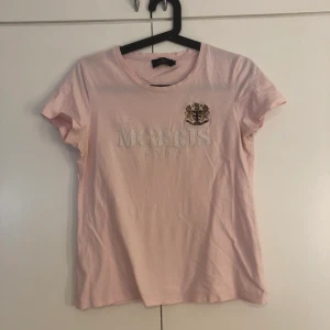 Morris t-shirt - T-shirt från Morris 225kr 