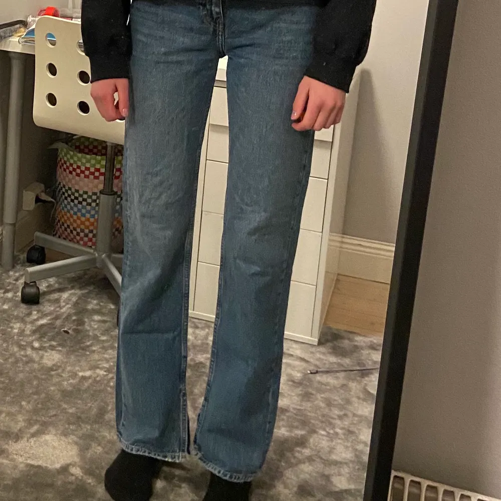 Fina blå jeans från pull & bear💕💕 Använda endast ett fåtal gånger. Slits längs ner på benen. Storlek 36, och sitter såhär på 178 lång. Men passar även kortare och lite längre. Buda i kommentarerna och flera är intresserade!. Jeans & Byxor.