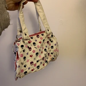 Handväska - Jättegullig handväska med döskalletema. Den är rätt så sliten för att den är gammal men den funkar fortfarande:) 